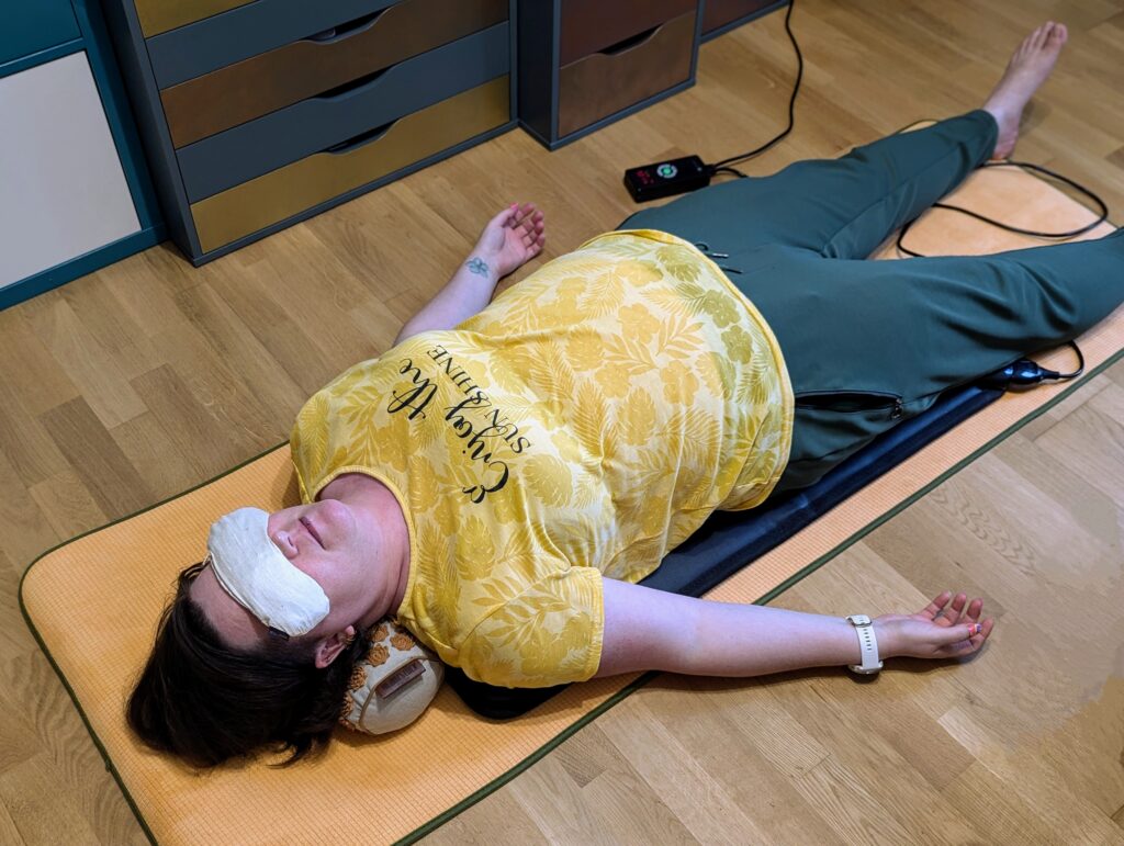 Kristallmatte Go von Koanna® - Nutzung nach dem Yoga beim Shavasana