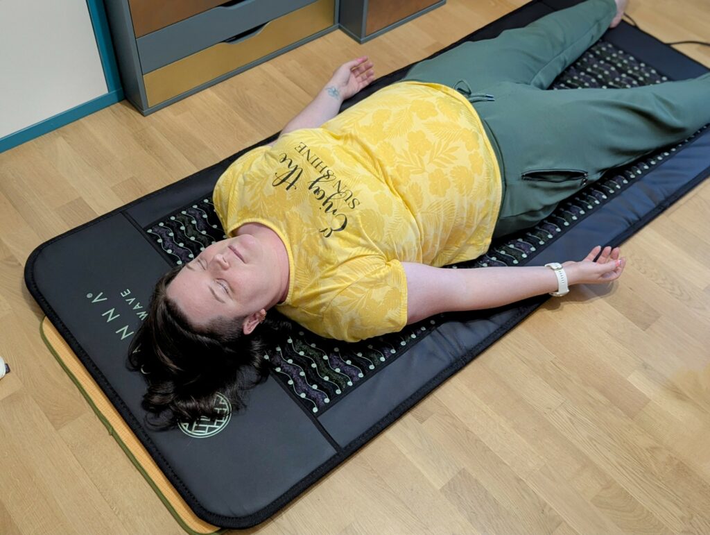 Kristallmatte Maxi von Koanna® - Nutzung nach dem Yoga beim Shavasana